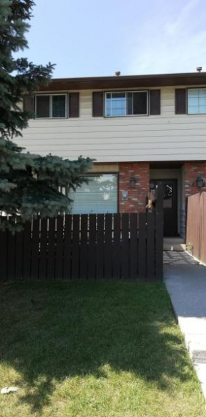 2 story 3-bedrooms townhouse with two full bathrooms